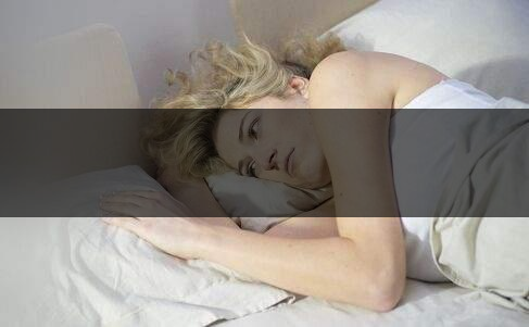 喝茶失眠怎樣才能快速入睡，這樣可以有效防止失-2