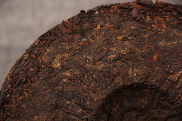 如何判斷普洱茶是否發(fā)霉？發(fā)霉的普洱茶應(yīng)該怎么處理？